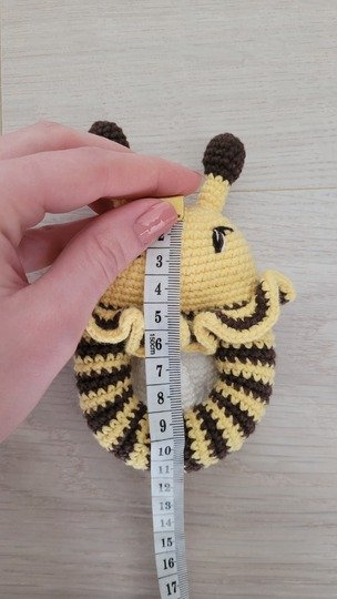 Bienen Rassel häkeln – süße Amigurumi Biene als Greifling Baby Spielzeug