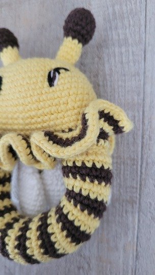 Bienen Rassel häkeln – süße Amigurumi Biene als Greifling Baby Spielzeug