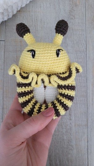 Bienen Rassel häkeln – süße Amigurumi Biene als Greifling Baby Spielzeug