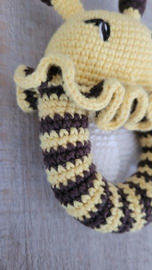 Bienen Rassel häkeln – süße Amigurumi Biene als Greifling Baby Spielzeug