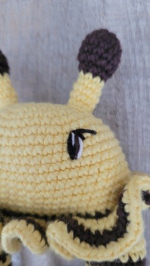 Bienen Rassel häkeln – süße Amigurumi Biene als Greifling Baby Spielzeug