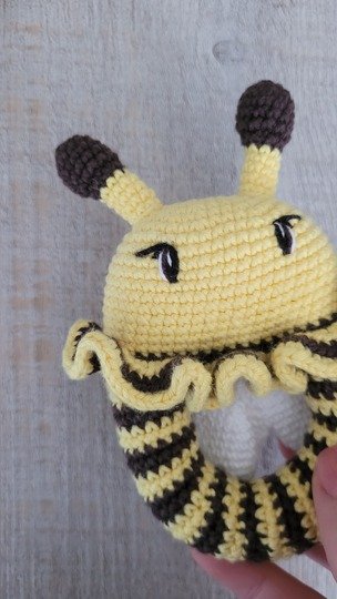 Bienen Rassel häkeln – süße Amigurumi Biene als Greifling Baby Spielzeug