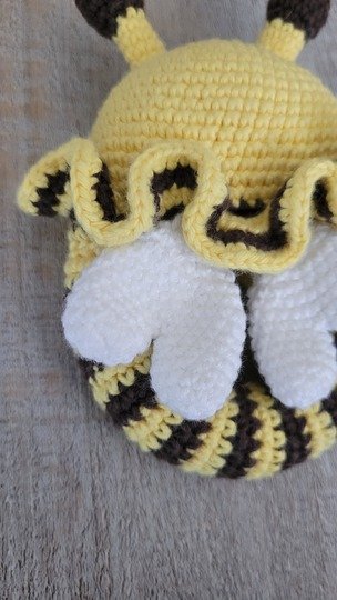 Bienen Rassel häkeln – süße Amigurumi Biene als Greifling Baby Spielzeug