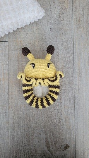 Bienen Rassel häkeln – süße Amigurumi Biene als Greifling Baby Spielzeug