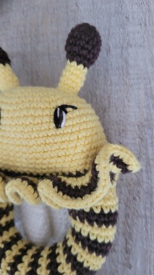 Bienen Rassel häkeln – süße Amigurumi Biene als Greifling Baby Spielzeug