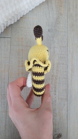 Bienen Rassel häkeln – süße Amigurumi Biene als Greifling Baby Spielzeug