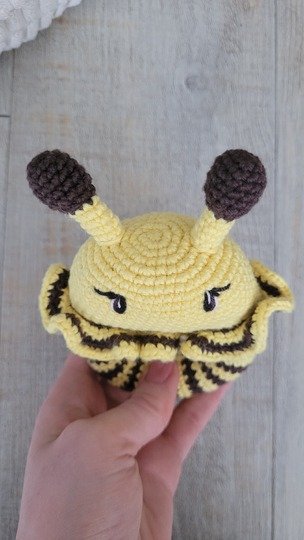 Bienen Rassel häkeln – süße Amigurumi Biene als Greifling Baby Spielzeug