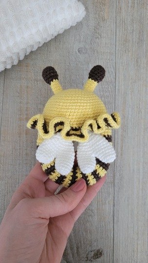 Bienen Rassel häkeln – süße Amigurumi Biene als Greifling Baby Spielzeug