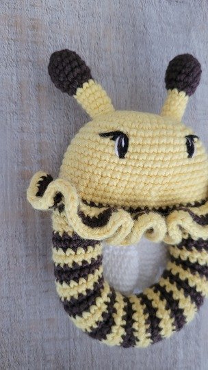 Bienen Rassel häkeln – süße Amigurumi Biene als Greifling Baby Spielzeug