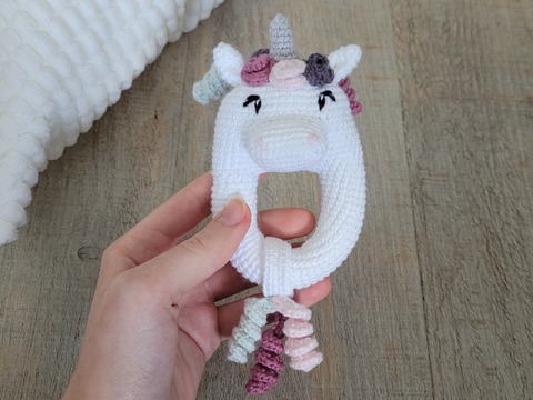 Einhorn Rassel Häkelanleitung - Süßes Einhorn als Greifling für Babys