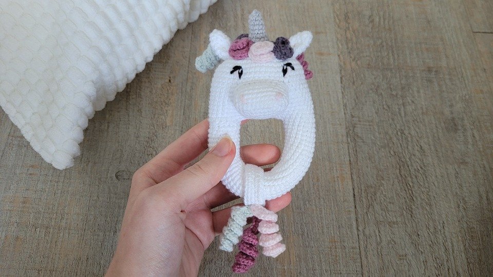 Einhorn Rassel Häkelanleitung - Süßes Einhorn als Greifling für Babys