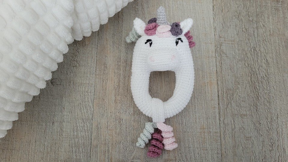 Einhorn Rassel Häkelanleitung - Süßes Einhorn als Greifling für Babys
