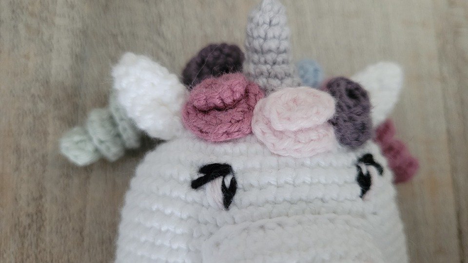 Einhorn Rassel Häkelanleitung - Süßes Einhorn als Greifling für Babys