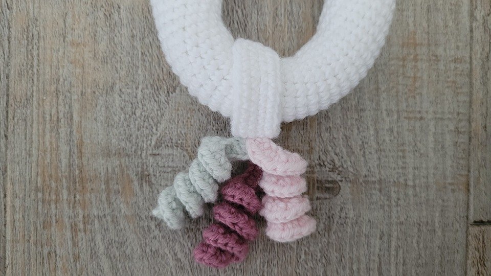 Einhorn Rassel Häkelanleitung - Süßes Einhorn als Greifling für Babys