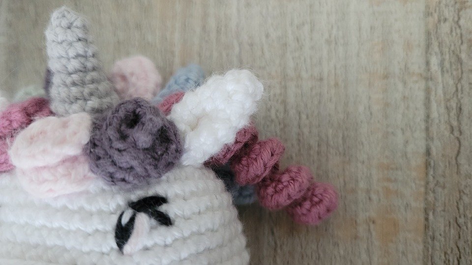 Einhorn Rassel Häkelanleitung - Süßes Einhorn als Greifling für Babys