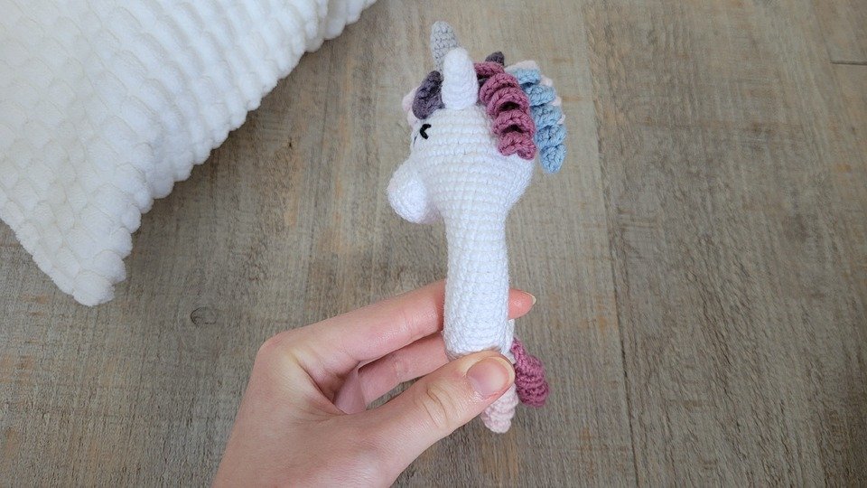 Einhorn Rassel Häkelanleitung - Süßes Einhorn als Greifling für Babys