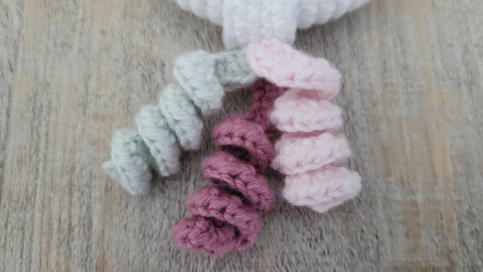 Einhorn Rassel Häkelanleitung - Süßes Einhorn als Greifling für Babys
