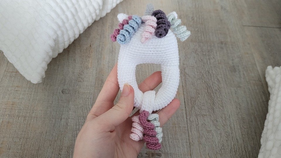 Einhorn Rassel Häkelanleitung - Süßes Einhorn als Greifling für Babys