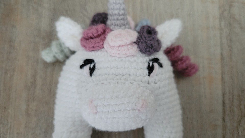 Einhorn Rassel Häkelanleitung - Süßes Einhorn als Greifling für Babys