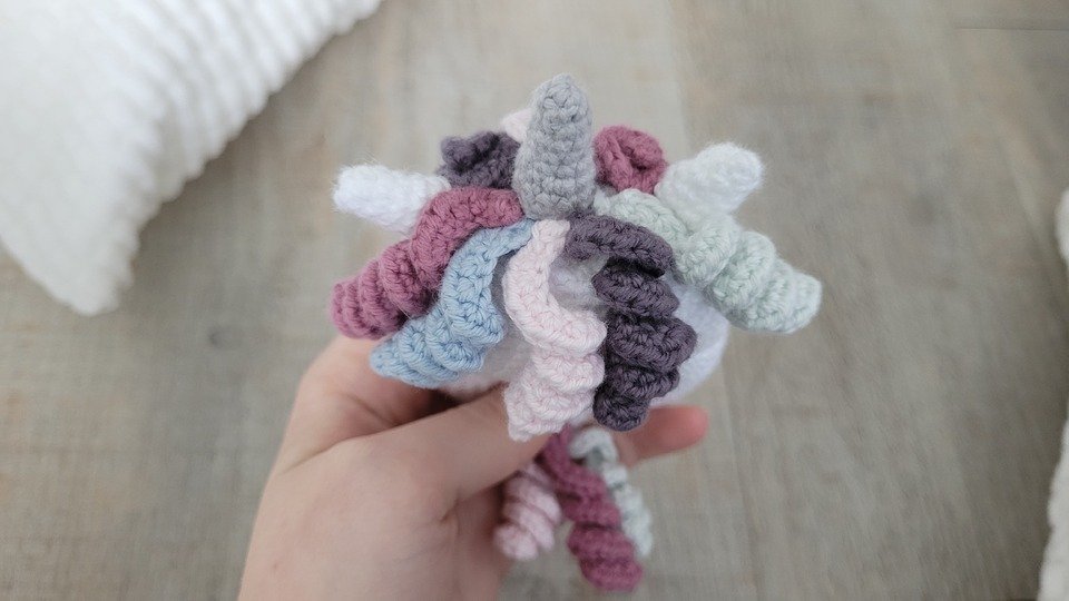 Einhorn Rassel Häkelanleitung - Süßes Einhorn als Greifling für Babys