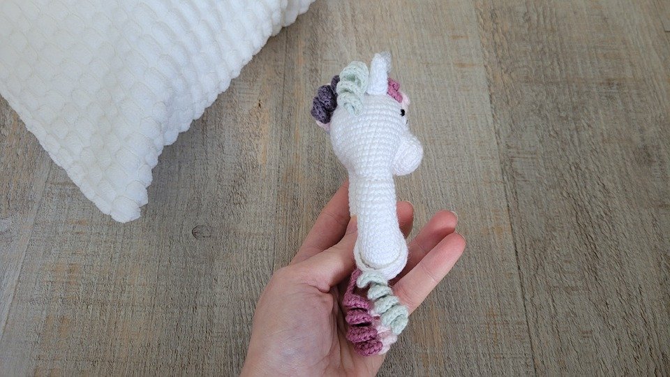 Einhorn Rassel Häkelanleitung - Süßes Einhorn als Greifling für Babys
