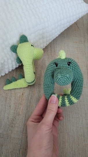 Dino Rassel Häkelanleitung – Dinosaurier Greifling Baby Spielzeug