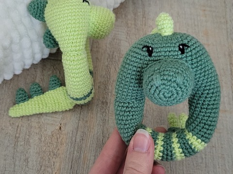 Dino Rassel Häkelanleitung – Dinosaurier Greifling Baby Spielzeug