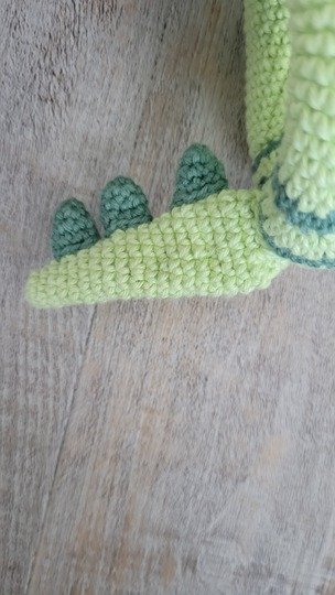 Dino Rassel Häkelanleitung – Dinosaurier Greifling Baby Spielzeug