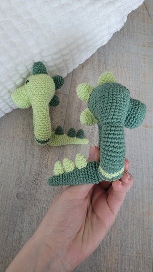 Dino Rassel Häkelanleitung – Dinosaurier Greifling Baby Spielzeug