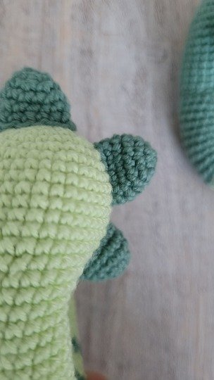 Dino Rassel Häkelanleitung – Dinosaurier Greifling Baby Spielzeug