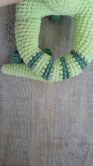 Dino Rassel Häkelanleitung – Dinosaurier Greifling Baby Spielzeug