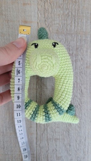 Dino Rassel Häkelanleitung – Dinosaurier Greifling Baby Spielzeug