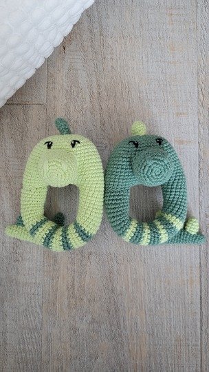 Dino Rassel Häkelanleitung – Dinosaurier Greifling Baby Spielzeug