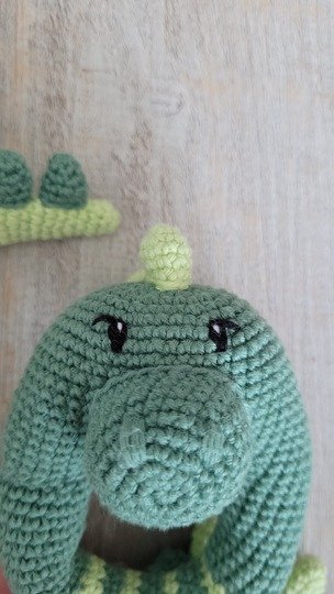 Dino Rassel Häkelanleitung – Dinosaurier Greifling Baby Spielzeug