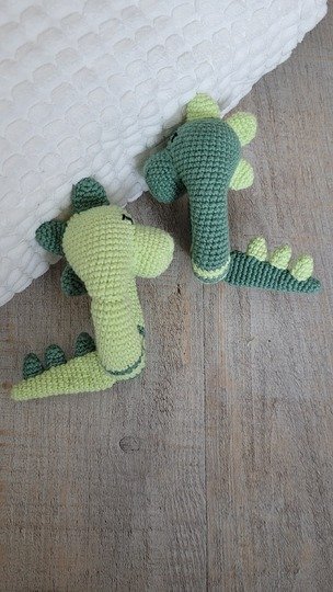 Dino Rassel Häkelanleitung – Dinosaurier Greifling Baby Spielzeug