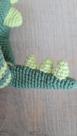 Dino Rassel Häkelanleitung – Dinosaurier Greifling Baby Spielzeug