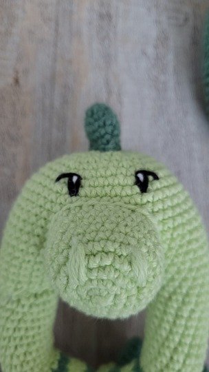 Dino Rassel Häkelanleitung – Dinosaurier Greifling Baby Spielzeug