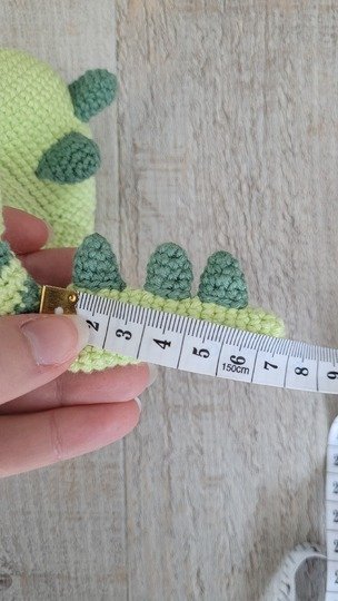 Dino Rassel Häkelanleitung – Dinosaurier Greifling Baby Spielzeug