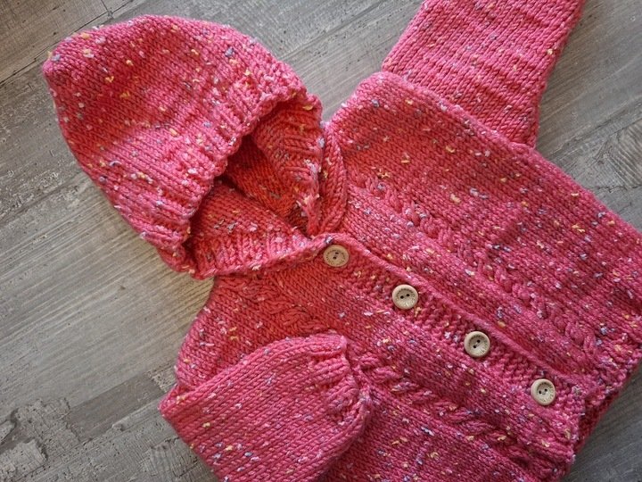 Strickanleitung Baby Kapuzenjäckchen mit Zopfmuster