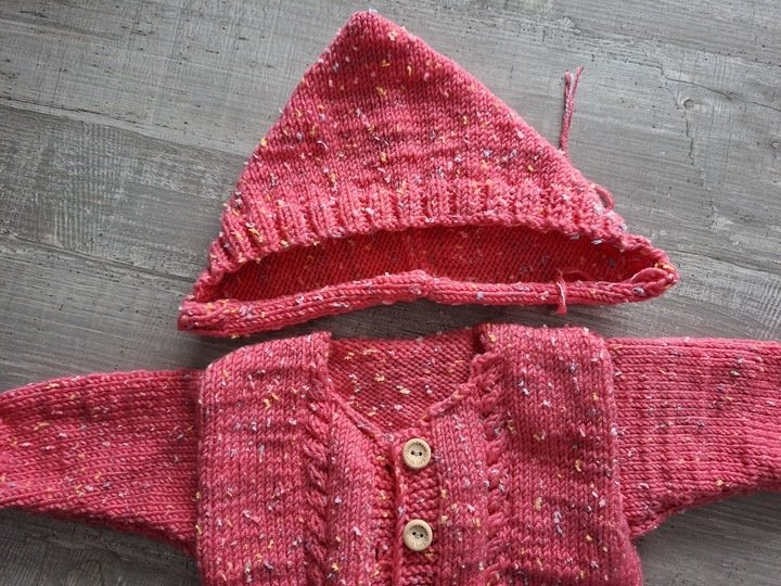 Strickanleitung Baby Kapuzenjäckchen mit Zopfmuster Größe 56/62
