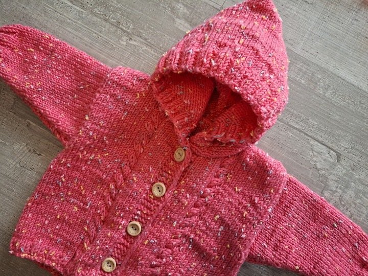 Strickanleitung Baby Kapuzenjäckchen mit Zopfmuster Größe 56/62