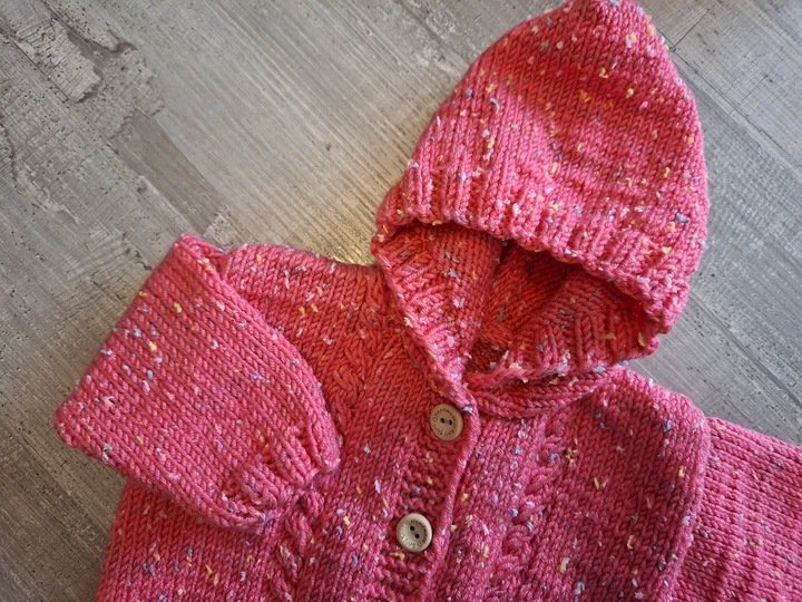Strickanleitung Baby Kapuzenjäckchen mit Zopfmuster Größe 56/62