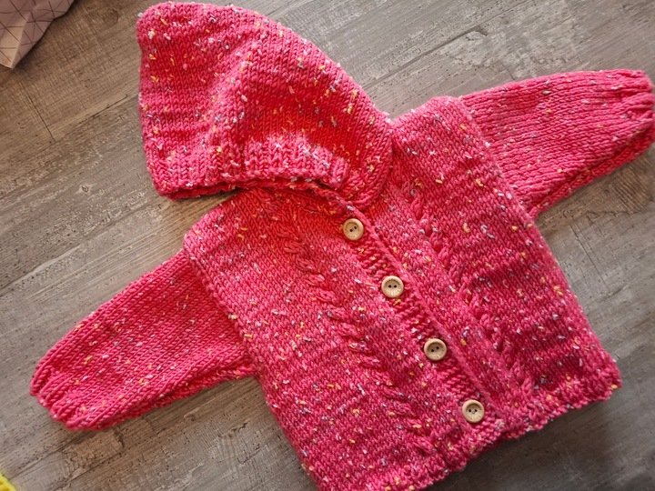 Strickanleitung Baby Kapuzenjäckchen mit Zopfmuster Größe 56/62
