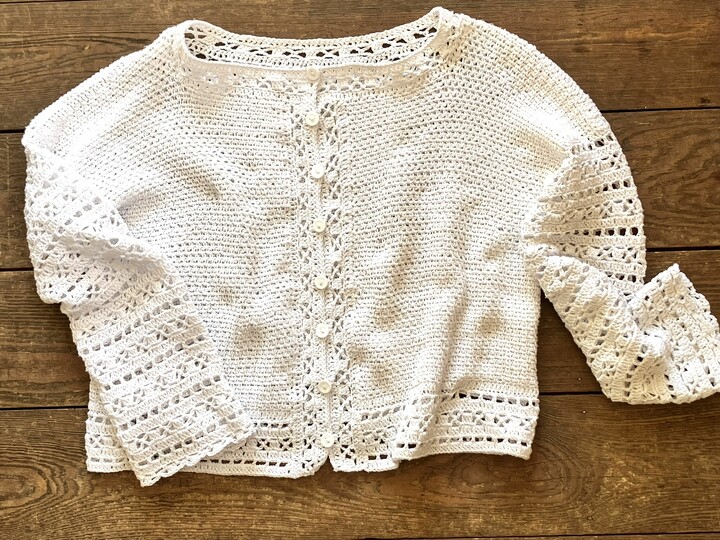 Schlichte Cardigan mit hübschen Borten - Häkelanleitung