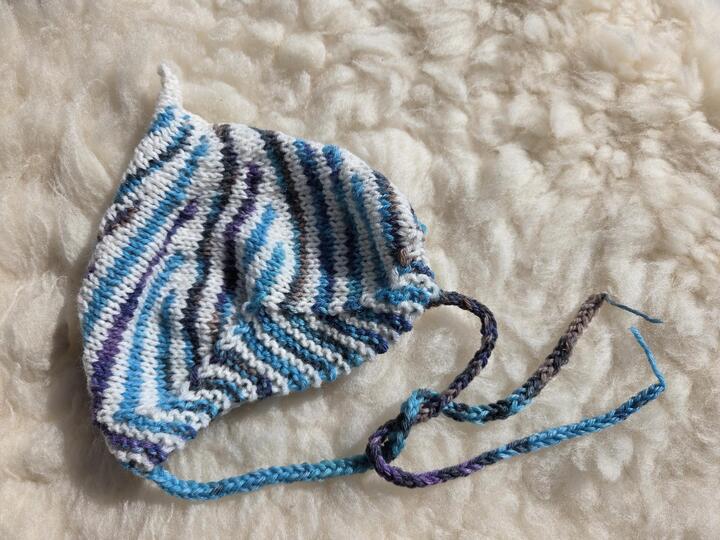 Baby-Wirbelmütze , Strickanleitung