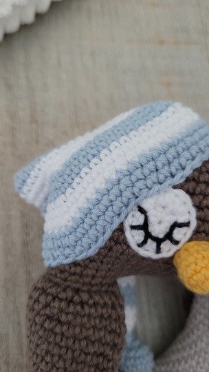 Rassel Eule mit Schlafmütze Häkelanleitung – Baby Greifling Spielzeug