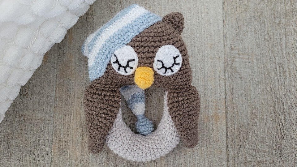 Rassel Eule mit Schlafmütze Häkelanleitung – Baby Greifling Spielzeug
