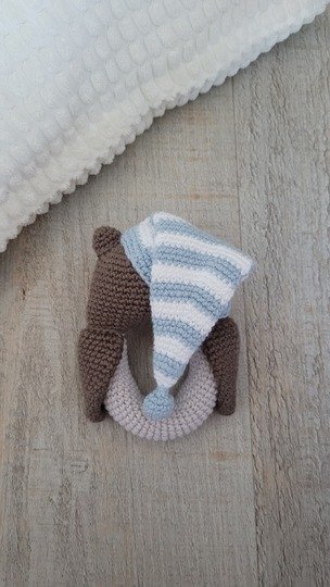 Rassel Eule mit Schlafmütze Häkelanleitung – Baby Greifling Spielzeug