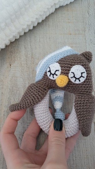 Rassel Eule mit Schlafmütze Häkelanleitung – Baby Greifling Spielzeug