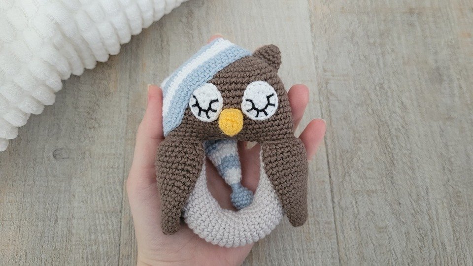 Rassel Eule mit Schlafmütze Häkelanleitung – Baby Greifling Spielzeug